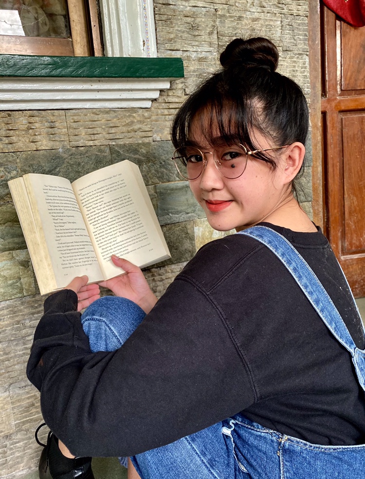 I made [use] of the books as her prop